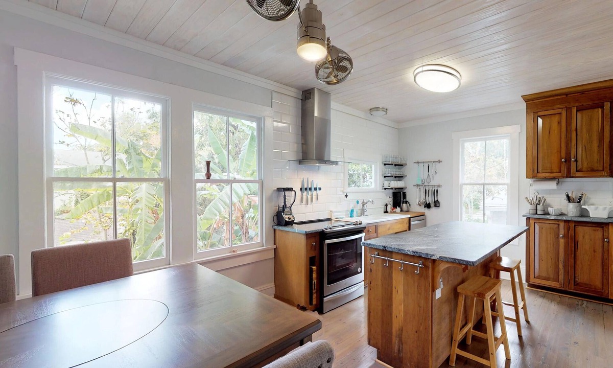 Downtown Historic District House | 💲1920 Lovingly Renovated💲3 KINGS - 2 Block Stroll to Historic DT- Beach just 3 Miles
