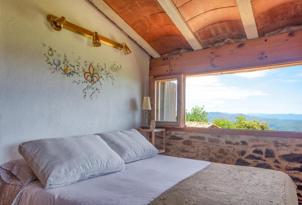Susqueda Apartment | Apartamento duplex rural con chimenea y vistas panorámicas desde la cama