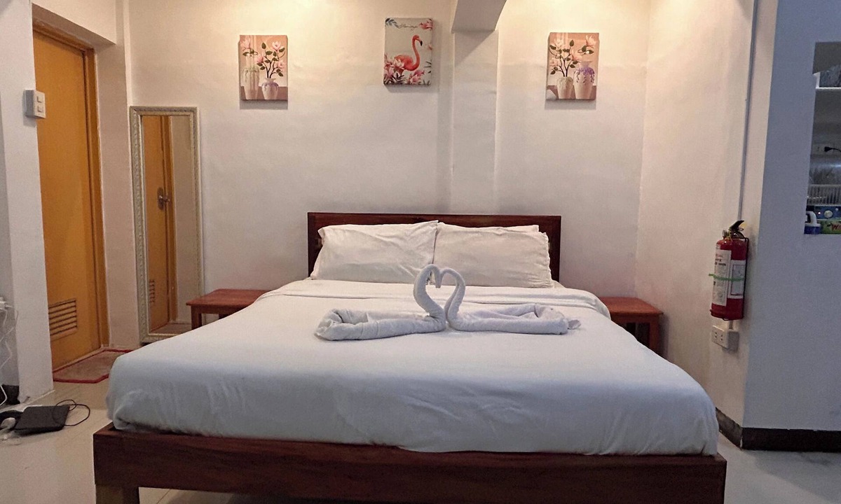 Oslob Apartment | Beach front Studio Unit Pet friendly Big yard and cottage