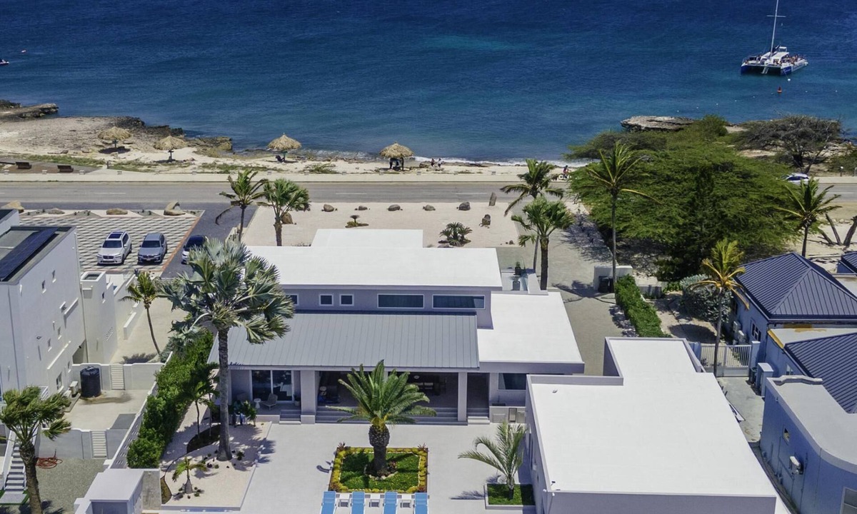 Malmok Villa | Beachfront Luxury on the Strip 514