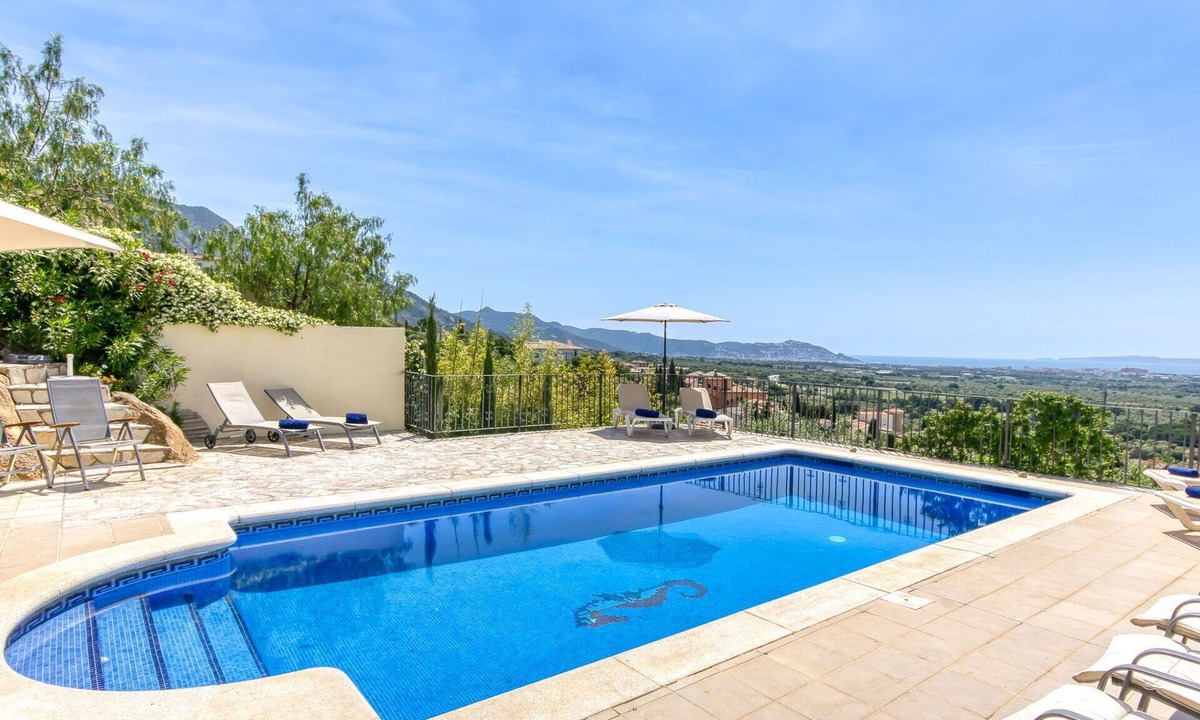 Palau-Saverdera Villa | Beautiful private villa for 8 people with A/C, private pool, WIFI, TV and terrace