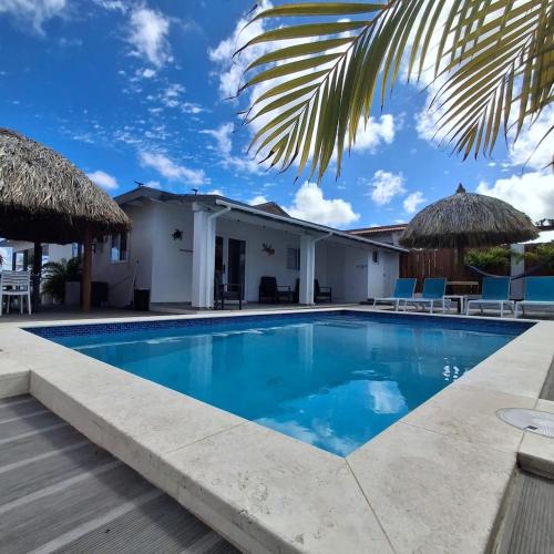 Oranjestad House | Caribbean Breeze- 4 Bedroom- 4 ensuite bathrooms