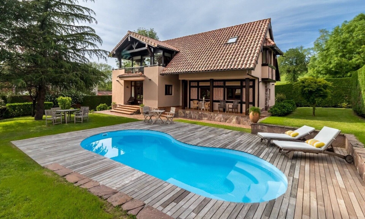 Esles House | Casa Velasco in Esles: Private Pool, Garden, and Prime Location in Cantabria
