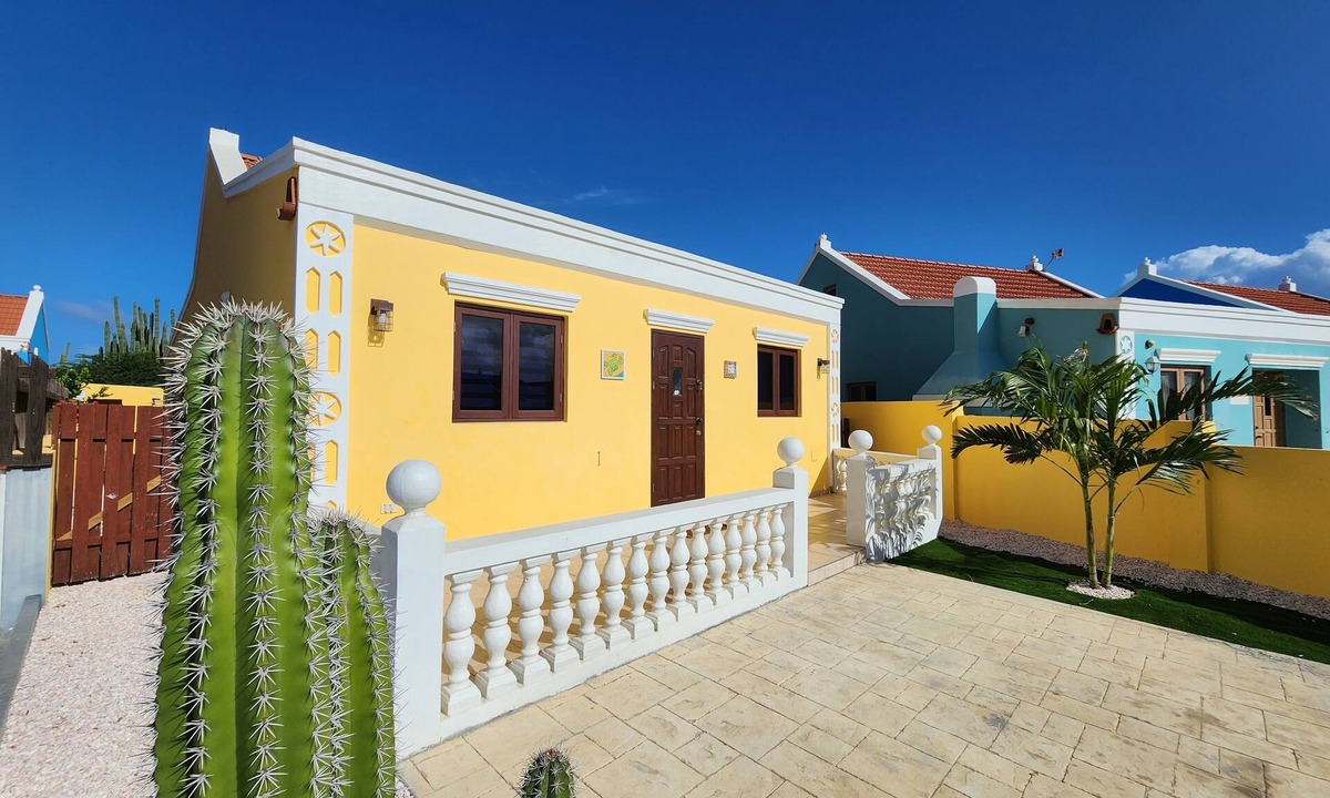Calbas Plaza Residences House | Charming 4-bedroom house with WiFi and AC in pleasant Noord