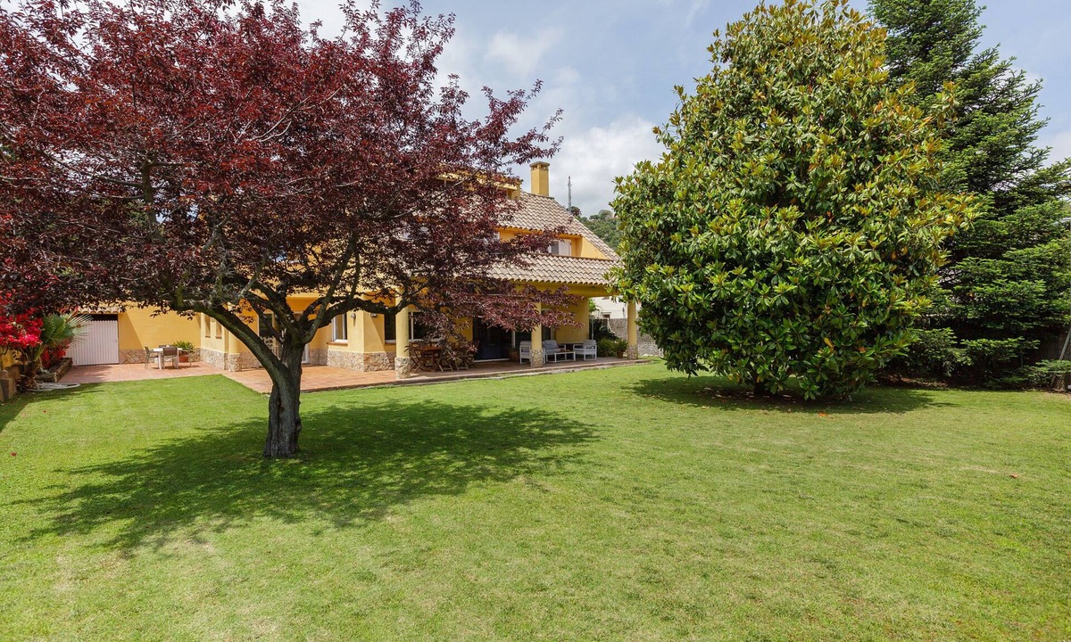 Sant Andreu de Llavaneres Villa | Country House with Garden, Near Barcelona and with Sea Views