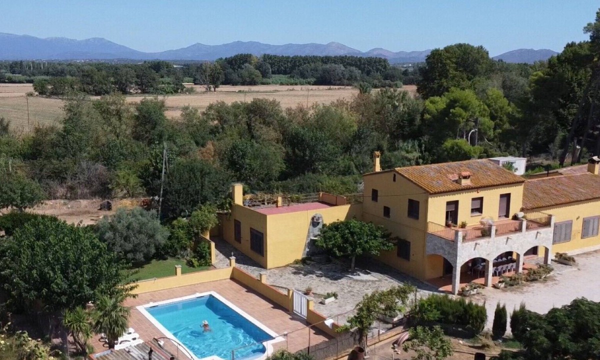 Perelada House | Country House 'Les Cabretes Vilanova De La Muga' with Mountain View, Wi-Fi and Air Conditioning