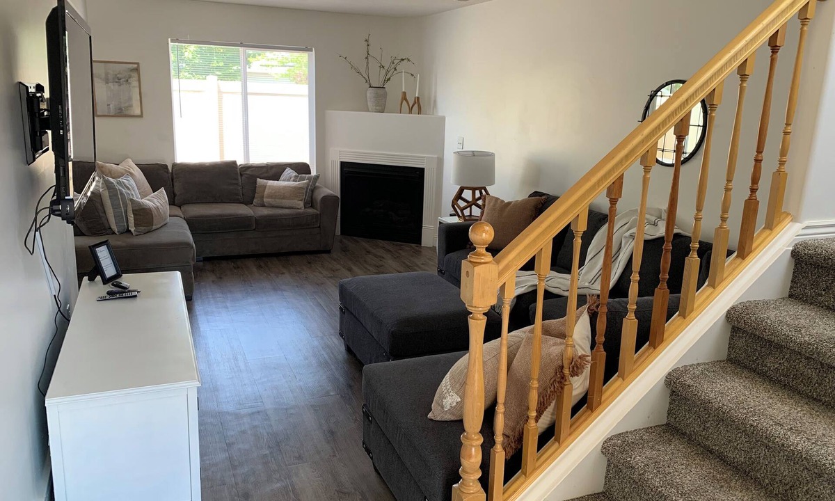 Clearfield House | Cozy Townhome Gathering Spot