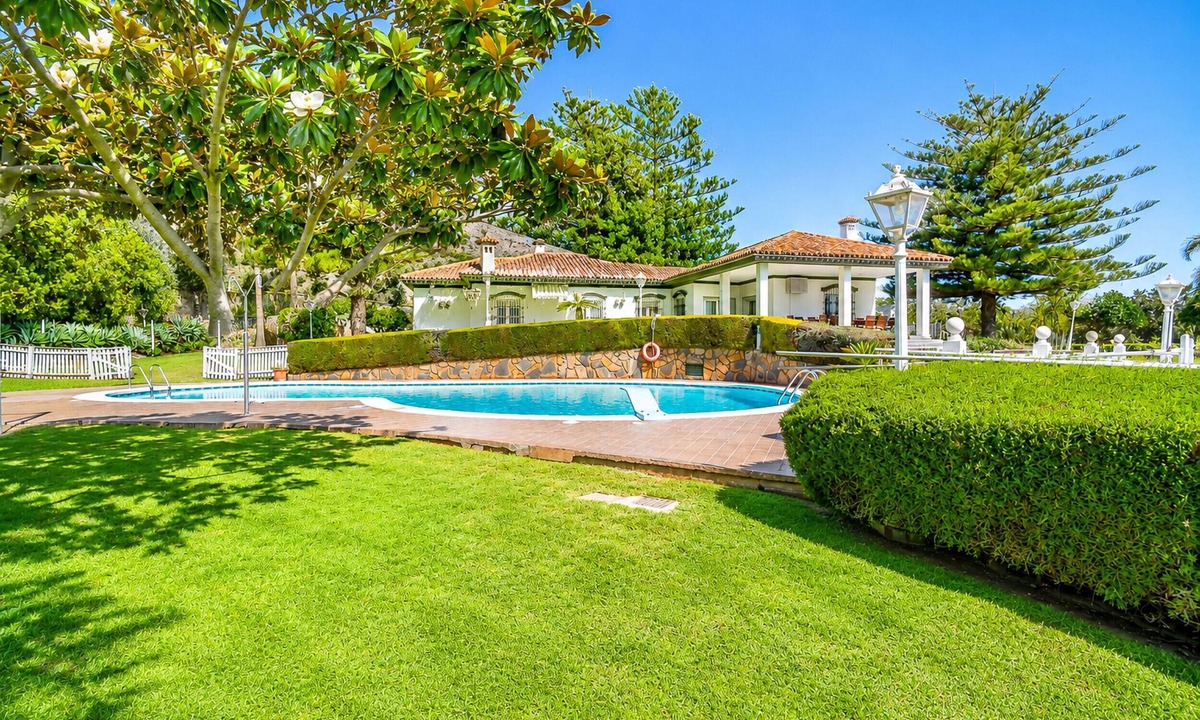 Torremolinos Villa | Cubo's Villa Galemar Torremolinos Pool & Padel/private paddle tennis court/near the beach/air conditioning/free Wi-Fi