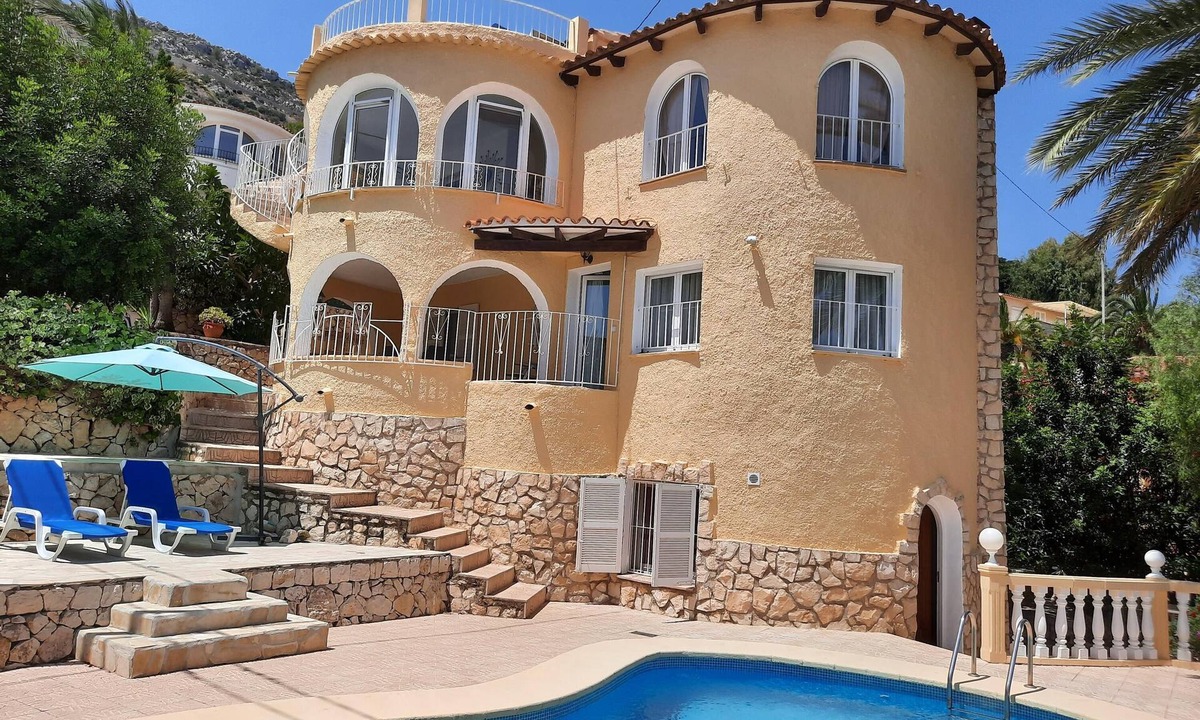 La Canuta Villa | Family-Friendly Villa "Es Paradis" with Pool, Garden and Wi-Fi