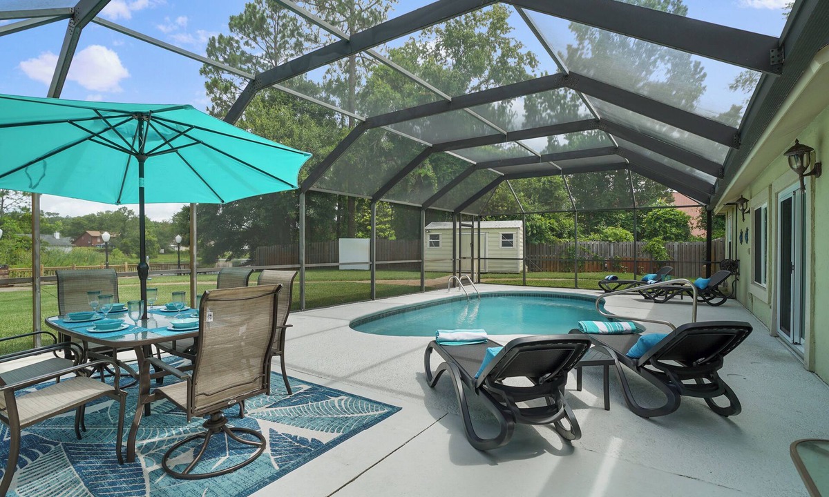 St. Augustine House | HEATED Saltwater POOL, Harry Potter, BBQ, Lake, Fishing, Gazebo, Games & Firepit
