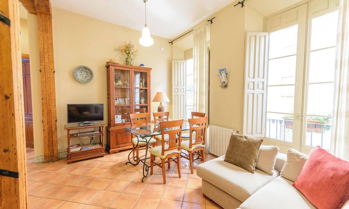 Plaza de Toros Vieja Apartment | Holiday Apartment "Picasso Flat" in Málaga City with Balcony, Wi-Fi & A/C