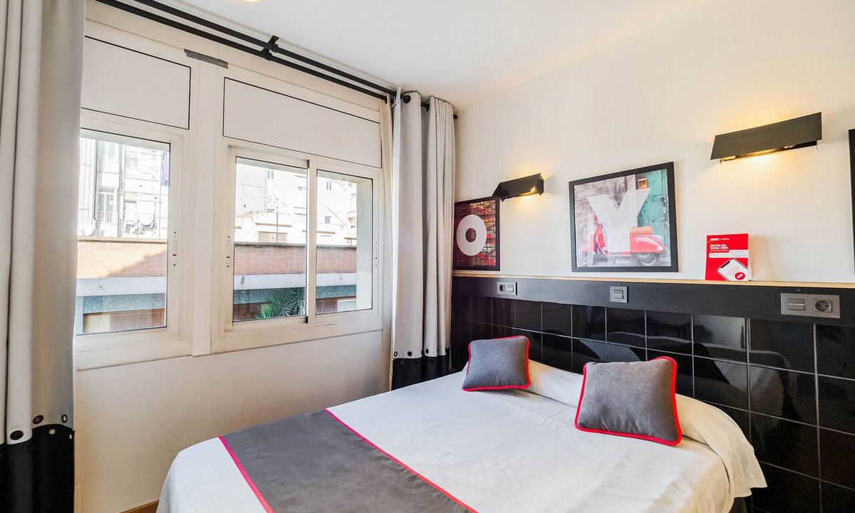 Sant Adria de Besos Hostel | Hostal Athenas