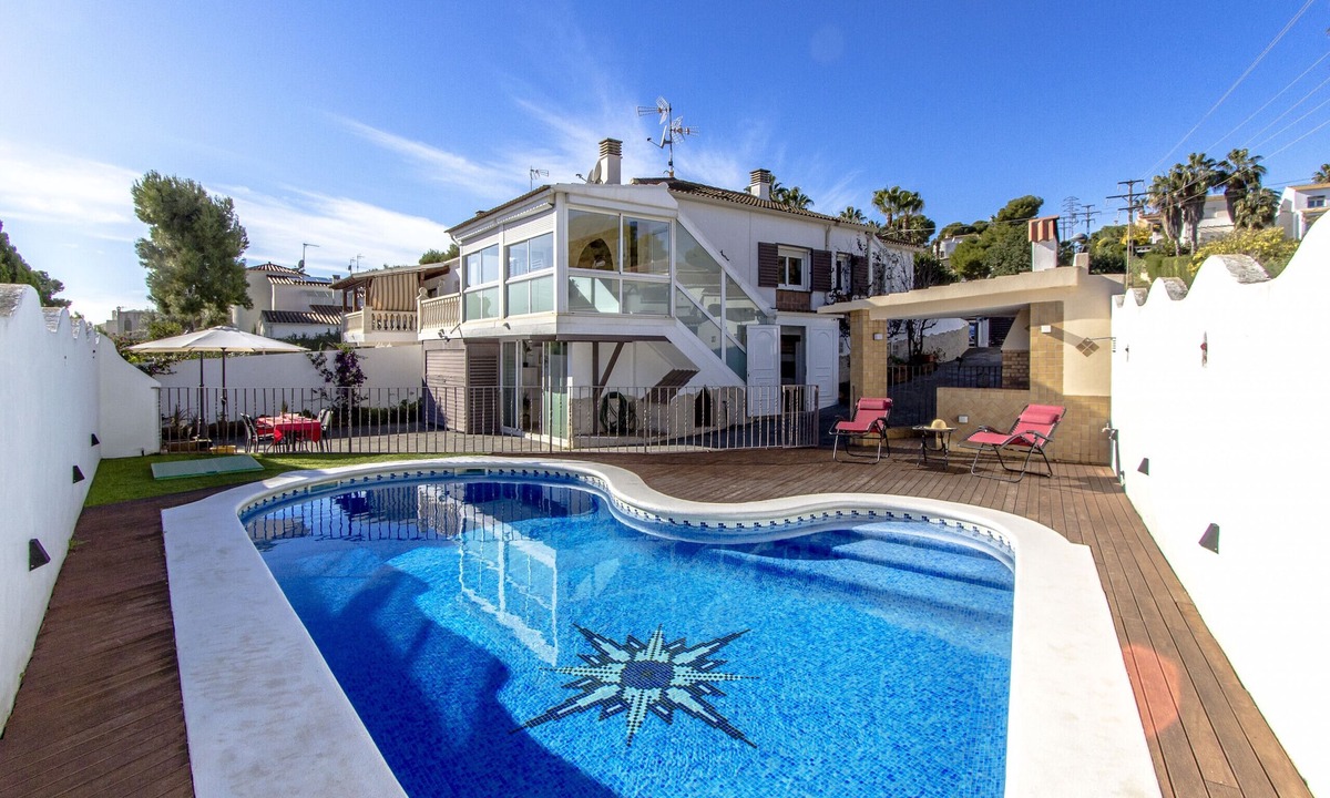 Cunit Ski Chalet | House with private pool, close to the beach and Barcelona (pet friendly)