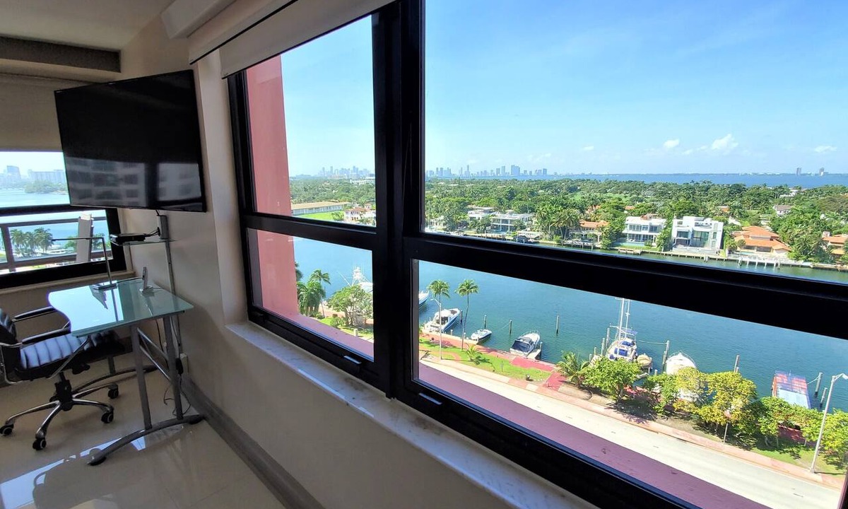 Mid Beach Apartment | Large Connected Spacious 5-Bedroom Sunset Suite 141921