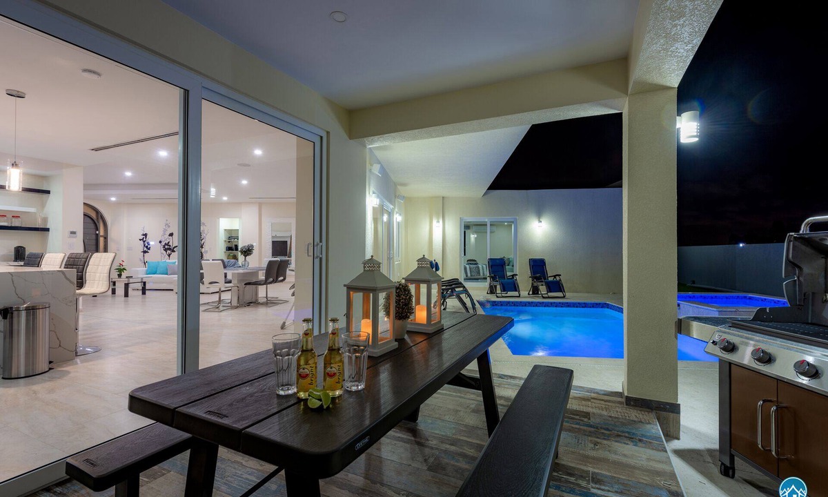 Noord Villa | Modern Family Villa 4 bed-4. 5 bath -Pool, AC, BBQ, Free WiFi, Beach chairs!