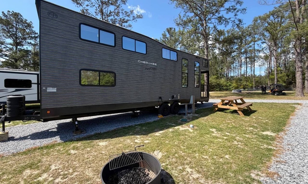 De Funiak Springs House | Modern Luxury RV Retreat and Patio, minutes from springs and beaches!
