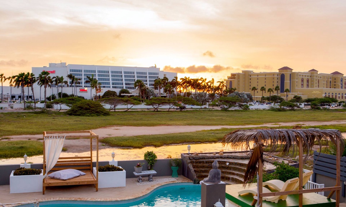 Noord Villa | Modern Villa Sleeps 16 Huge - Pool Deck - Steps From Marriott & Ritz Carlton