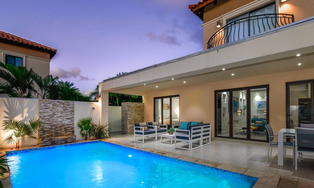 Gold Coast House | *NEW LISTING* - 3BR Luxury Villa with Private Pool