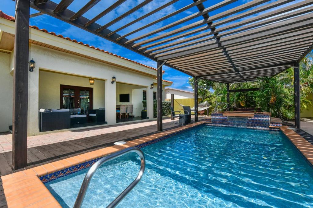 Opal House | New Listing Close To Beach Jacuzzi Villa