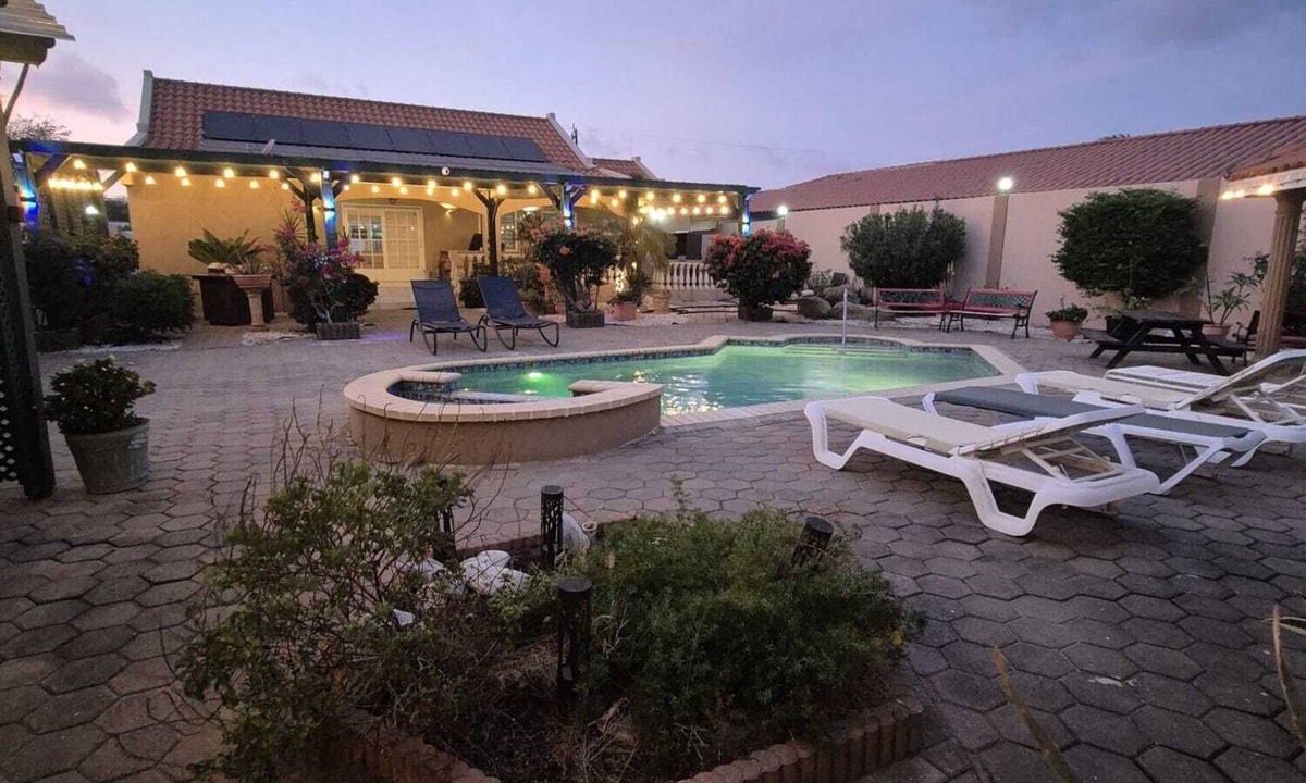 Alto Vista House | Phenomenal 2-bedroom house with AC in Noord