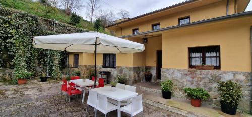 Lloreda House | Río España - Casa amplia con patio y barbacoa en Villaviciosa