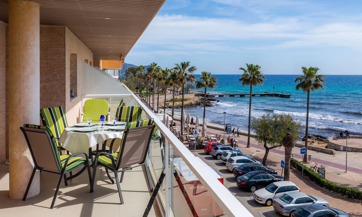 Cala Bona Apartment | Seafront Apartment “Frente al mar” with Sea View, Wi-Fi, A/C & Terrace; Parking Available