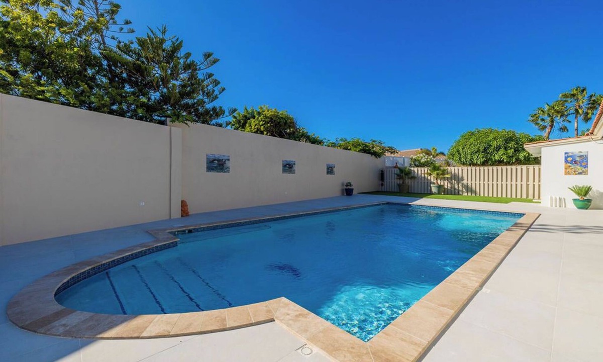 Esmeralda Villa | Spacious Renovated House Prvt Pool 5 min to Bch
