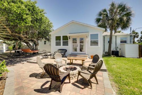 St. Augustine Beach House | St Augustine Cottage w/Fire Pit - Walk to Pier!