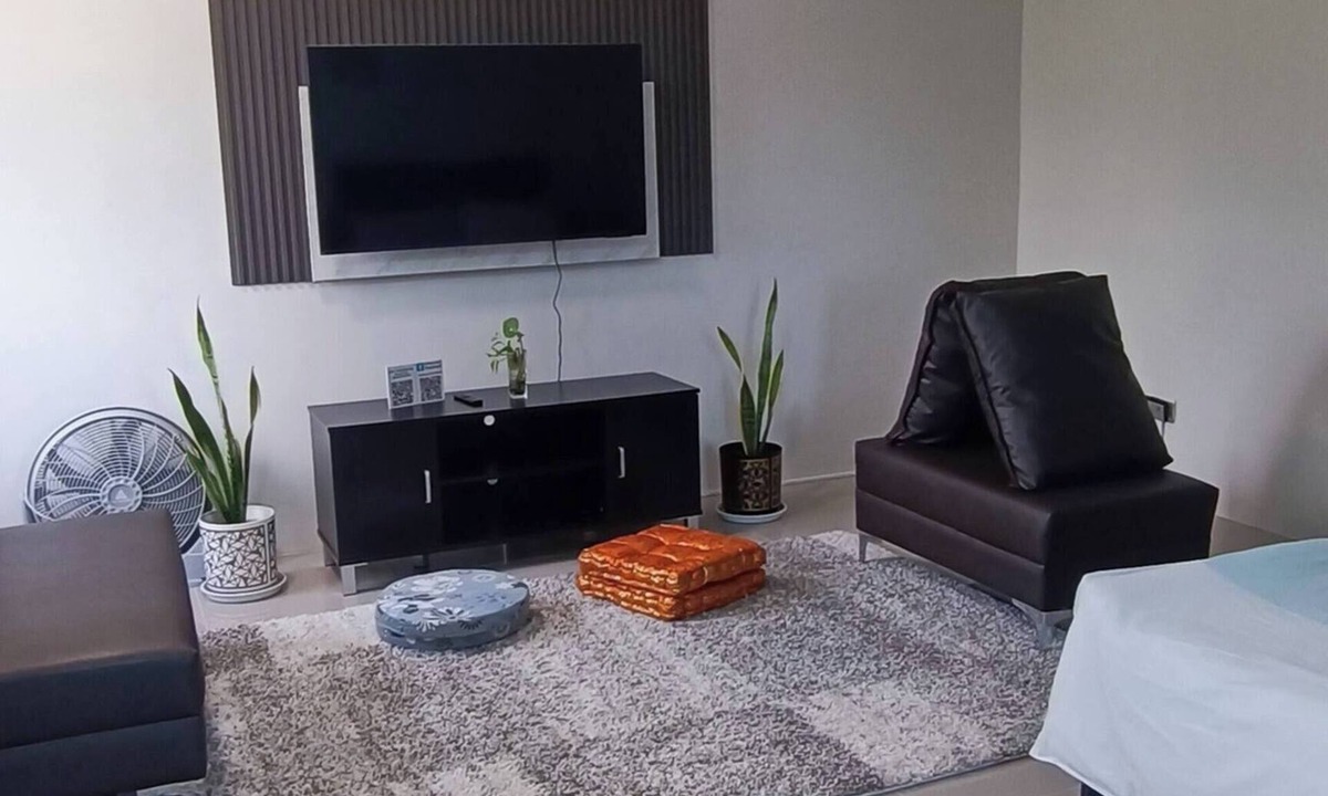 Calamba Apartment | Stay at Diez R4, Deluxe Queen room and Mountain View