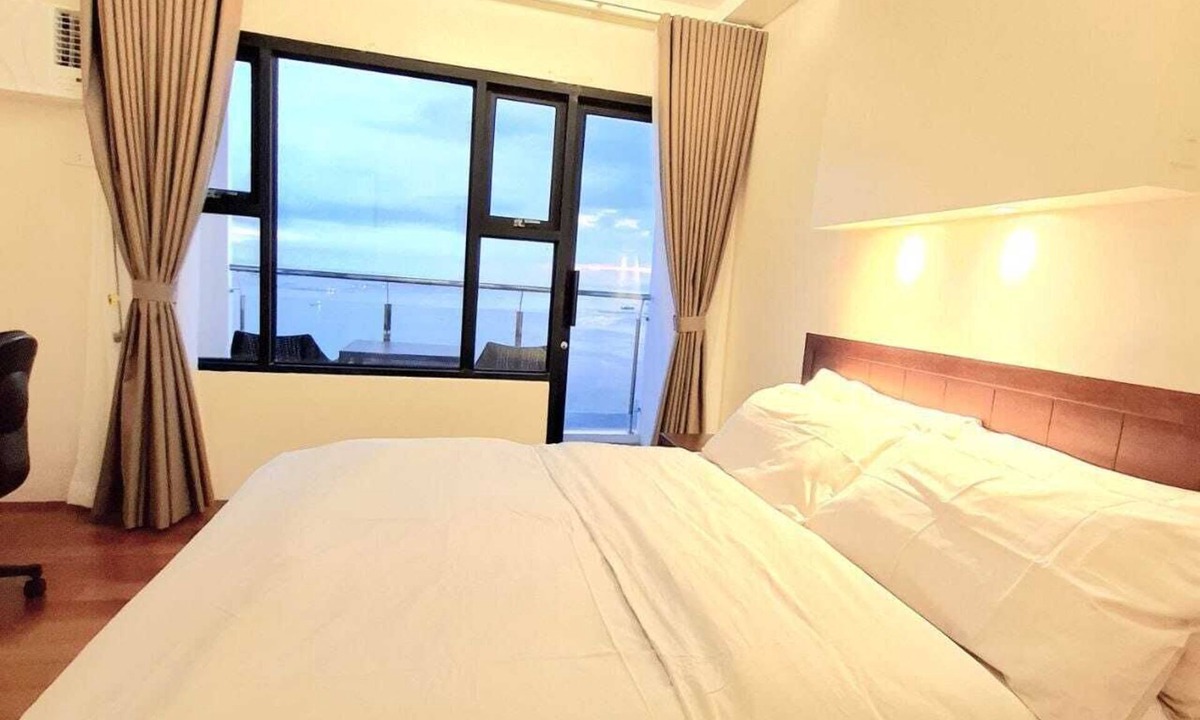 Ermita Night District Apartment | StayLuxia 1 BR Suite w/Balcony, Kitchen, Manila Bayviews, Pool, Gym, Netflix