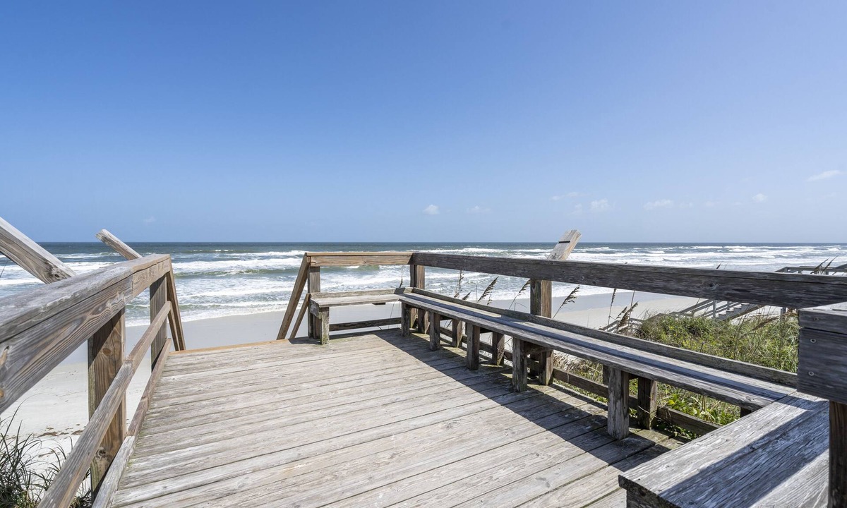 Crescent Beach Condo | The Beach Pad~5 Min Walk to Beach~Pool-Boat Access