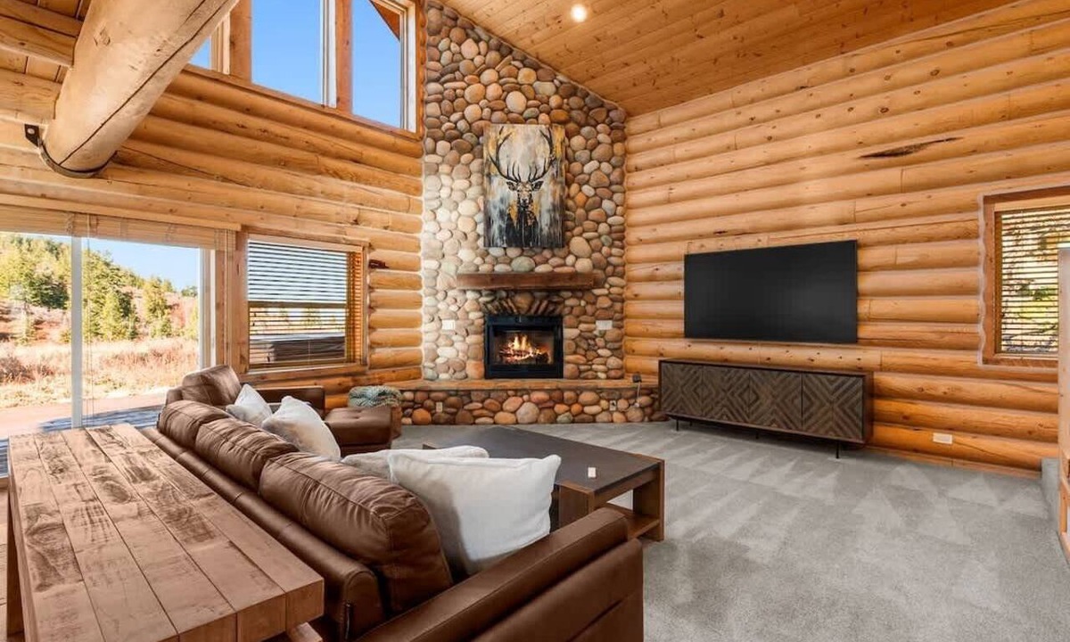 Summit Park House | The Crestview Cabin Golf Simulator & Hot Tub