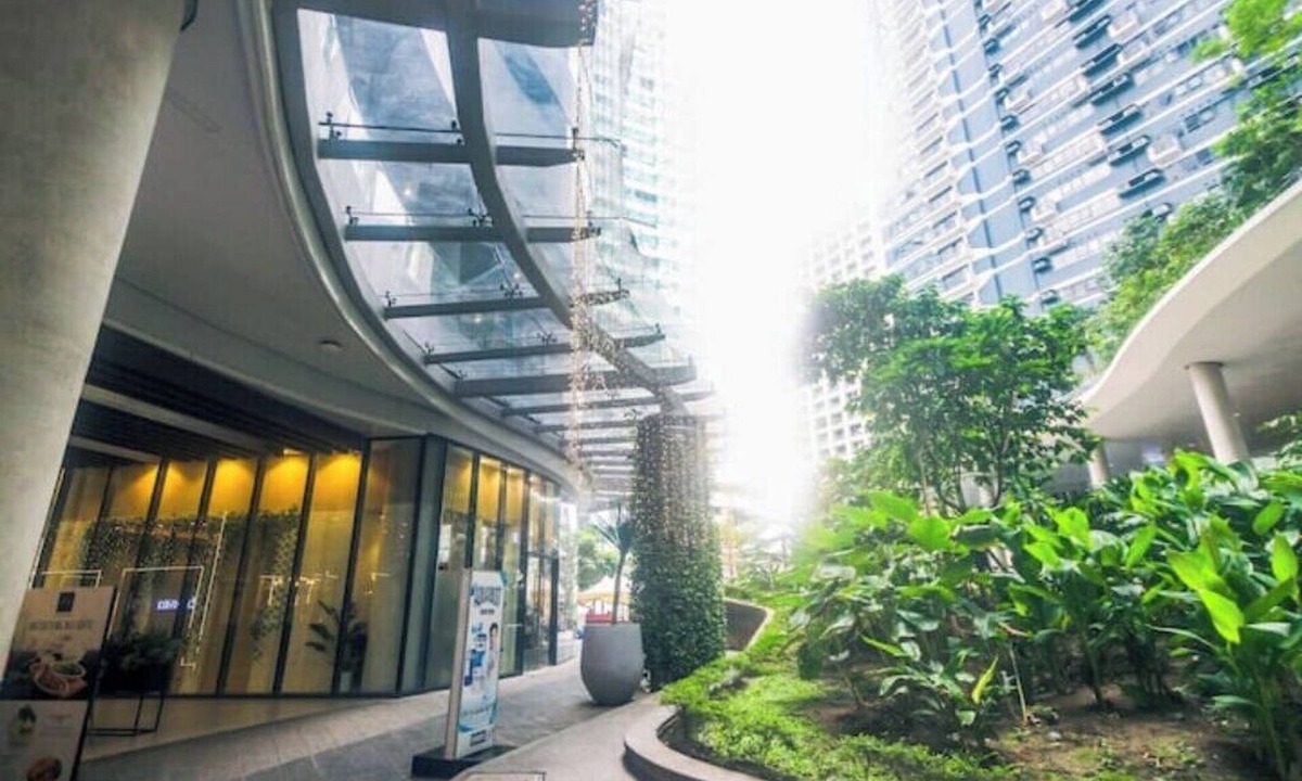 San Antonio Apartment | The Laughing Loft Cosmopolitan Comfort Air Condo Makati Gym Swim Park 300