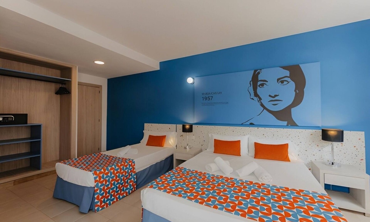 Son Armadams Apartment | Tranquil Studio w/Kitchen for Families + Rooftop Outdoor Swimming Pool w/Bar