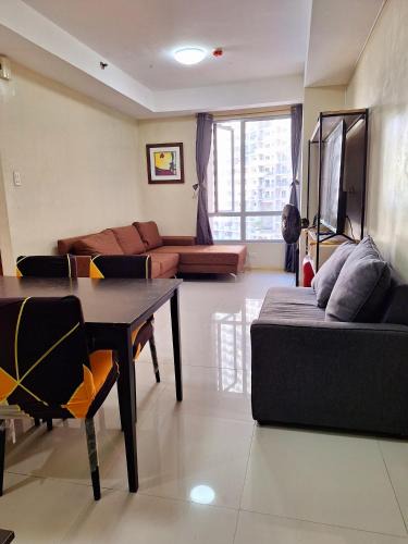 Pasig Apartment | U806 2Bedrooms PoolAccess Netflix wifi85mbps Karaoke