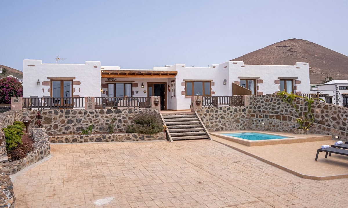La Asomada Villa | Vacation Home 'Villa Alisios La Asomada' with Sea View, Pool & Wi-Fi