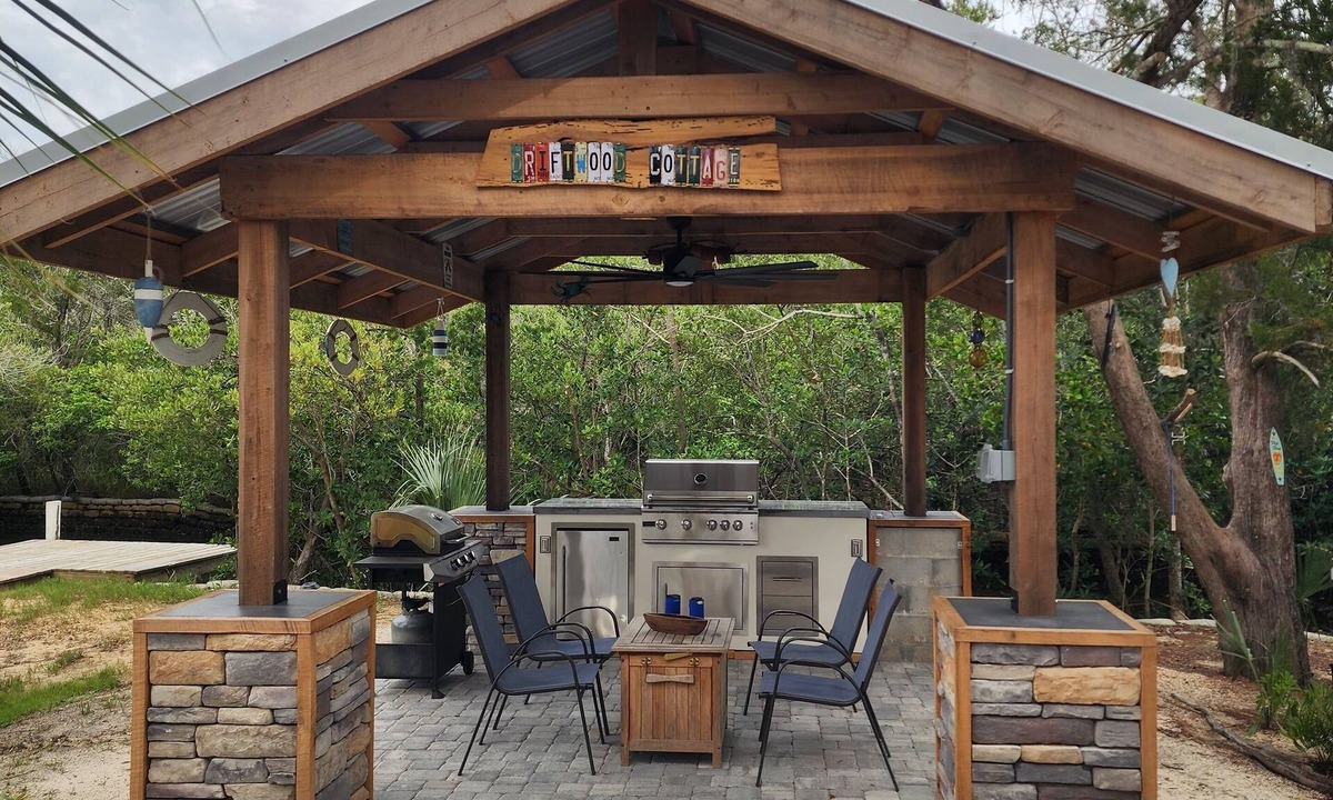Crystal River Cottage | Waterfront Canal Cottage, Kayaks & Canoes, Minutes from Springs & Manatees!