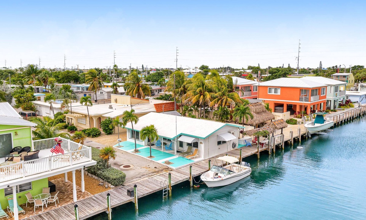 Little Venice House | Waterfront Cottage: 60-ft. dock, Fish Station, free WiFI, 3 TVs & washer/dryer