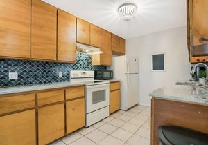 1 Block to Beach & A Street Apt with Patio/Parking