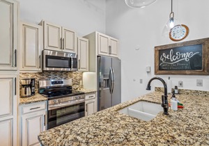 Expansive Condo! Walk to the Slopes! Winter Shuttle! Heated Pool & Hot Tub!