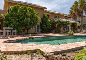 LUX PRIVATE VILLA I STEPS AWAY FROM MALMOK BEACH