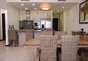 Luxury Apartment Steps from Eagle Beach