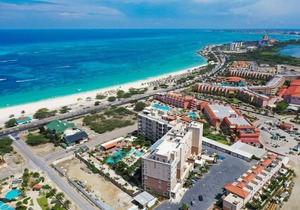 Luxury Apartment Steps from Eagle Beach