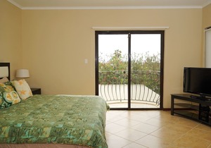 NICE HOUSE WITH PRIVATE POOL IN GOLD COAST
