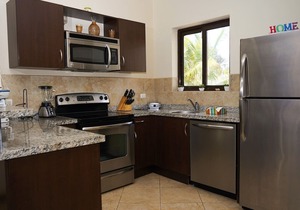 NICE HOUSE WITH PRIVATE POOL IN GOLD COAST