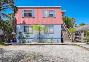 Upstairs Apartment One Block from Beautiful St. Augustine Beach, Walk to restaurants, Fire Pit