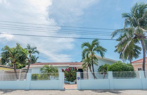 Oranjestad Villa | 250 m² Villa ∙ 3 bedrooms ∙ 6 guests