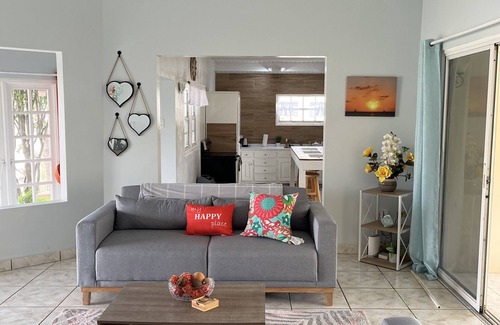 Pos Chiquito House | 3 bedroom Villa. Sun and Fun. 5 minute walk to beach.