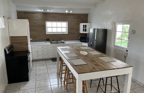 Pos Chiquito House | 3 bedroom Villa. Sun and Fun. 5 minute walk to beach.