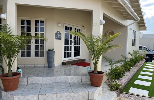 Pos Chiquito House | 3 bedroom Villa. Sun and Fun. 5 minute walk to beach.
